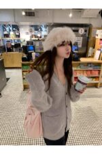 The Barnnet Fuzzy V-neck Knit Cardigan(2colors) - 画像 (4)