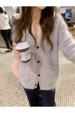 The Barnnet Fuzzy V-neck Knit Cardigan(2colors) - 画像 (2)