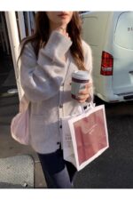 The Barnnet Fuzzy V-neck Knit Cardigan(2colors) - 画像 (3)